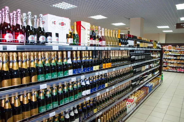 Алкогольные полки типичного московского супермаркета . — стоковое фото