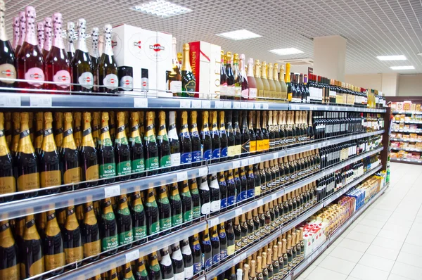 Interior of typical Moscow supermarket in Moscow. — Stock Photo, Image