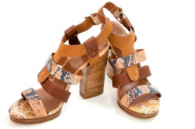 Beyaz izole kadın açık-toe sandal çifti.