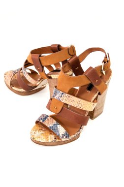 Kadın açık-toe sandal çifti yılan deri beyaz üzerine dekore edilmiştir..