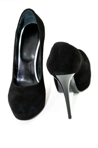 Par de zapatos de tacón alto negros para mujer sobre fondo blanco .; — Foto de Stock