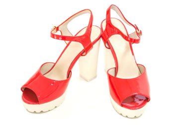 Beyaz zemin üzerine kırmızı Bayan yüksek topuklu ayakkabı çifti.