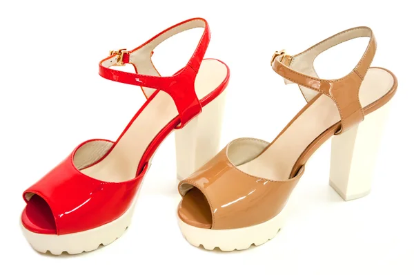 Czerwony i beżowy damskie wysokiej obcasie buty patent na białym. — Zdjęcie stockowe