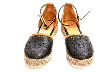 Beyaz arka plan üzerinde izole renkli takunya çifti