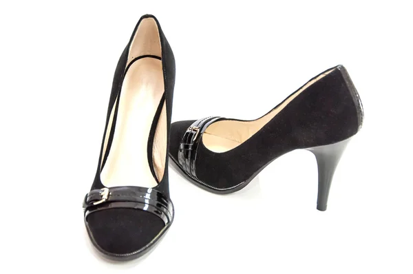 Par de zapatos de tacón mediano para mujer en blanco . — Foto de Stock