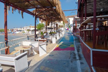 Matala, Crete-Temmuz 22: Temmuz'da Matala köyde renkli sokak 22,2014 Crete, Yunanistan adada. Matala Heraklion, Crete köy 75 km güneybatısında olduğunu.