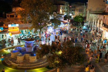 Crete, Kandiye-Temmuz 24: Gece hayatı aslanlar üzerinde kare Temmuz'da 24,2014 içinde Kandiye şehir adada Crete, Yunanistan.