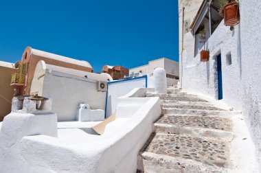 Dar yol Oia şehre Thera,(Santorini). Yunanistan.