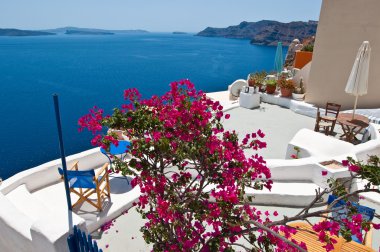 Santorini, Yunanistan 'ın panoramik manzarasına sahip rahat balkon.