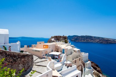 Santorini, Oia 28 Temmuz: Turist Oia Castle Temmuz tarihinde 28,2014 Oia şehre Santorini Island, Yunanistan.