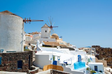 Santorini Adası üzerinde Oia yel değirmenleri. Kiklad Adaları, Yunanistan.