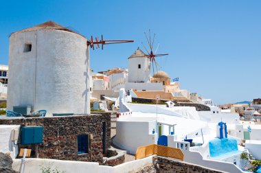 Oia yel değirmenleri Santorini Adası (Thira) üzerinde sayısı. Kiklad Adaları, Yunanistan.