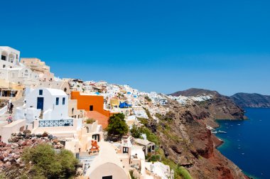 Oia geleneksel mimarisi ile badanalı binalar Island of Thira (Santorini), Yunanistan üzerinde caldera uçurumun kenarına kayaya oyulmuş.