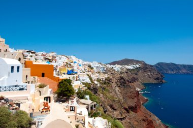 Santorini Island, Yunanistan üzerinde caldera uçurumun kenarına kayaya oyulmuş badanalı binaları ile Oia geleneksel mimari.