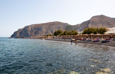 Santorini, Fira-Temmuz 28: Turist Temmuz'da Kamari Beach üzerinde güneşlenmek Santorini(Thira) Island, Yunanistan üzerinde 28,2014. Kamari beach Santorini Adası'nın doğu kıyısında yer alır.