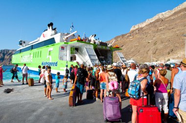Santorini-28 Temmuz: Turist grup bırakın Santorini 28 Temmuz 2014 Thira bağlantı noktası. Santorini, Yunanistan.