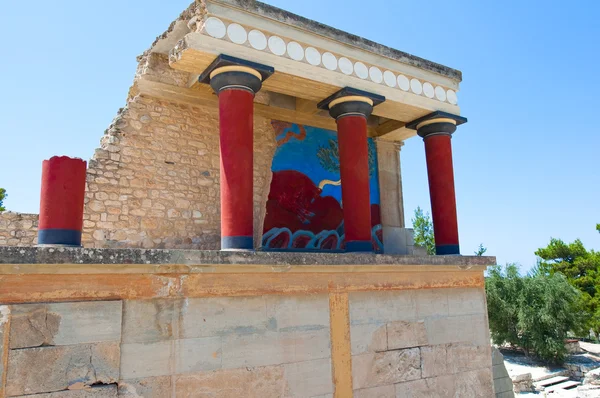 O palácio de Cnossos na ilha de Creta, na Grécia. Knossos é o maior sítio arqueológico da Idade do Bronze em Creta e é a cidade mais antiga da Europa . — Fotografia de Stock