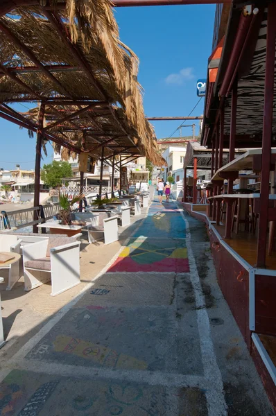 Matala, Crete-július 22: Színes street július Matala településen 22,2014 a sziget, Kréta, Görögország. Matala egy falu 75 km-re délnyugatra, Heraklion, Crete. — Stock Fotó