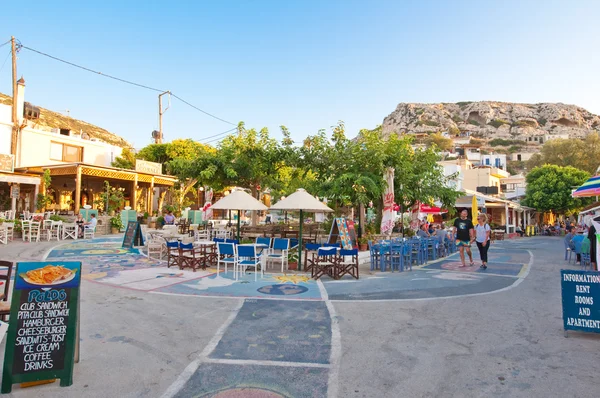 MATALA, CRETE-JULIO 22: Plaza central en el pueblo de Matala el 22 de julio de 2014 en la isla de Creta, Grecia. Matala es un pueblo situado a 75 km al suroeste de Heraklion, Creta . — Foto de Stock