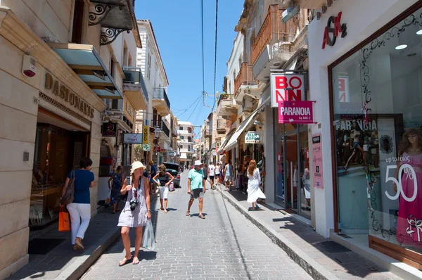 CRETE, RETHYMNO-JULY 23: Shopping Arkadiou busy street on July 23,2014 in Rethymnon city on the island of Crete, Greece. Arkadiou Street es uno de los centros comerciales más importantes de Rethymnon . — Foto de Stock