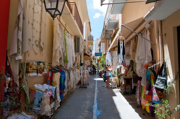 ถนนช้อปปิ้งวันที่ 23 กรกฎาคม ค.ศ. 2014 ในเมือง Rethymnon บนเกาะครีต ประเทศกรีซ . — ภาพถ่ายสต็อก
