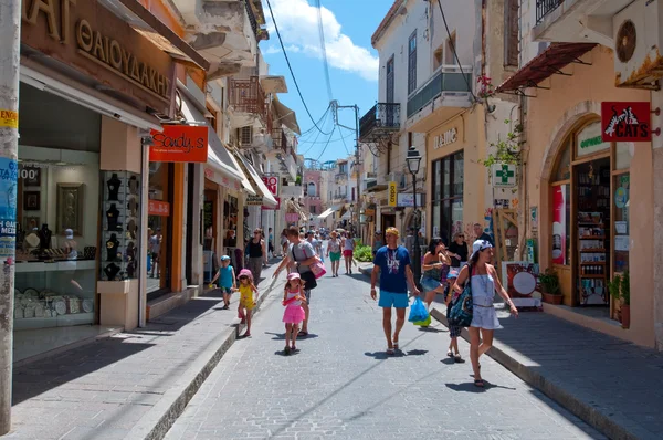 CRETE, RETIMNO-JULHO 23: Compras Arkadiou rua em julho 23.2014 na cidade de Rethymnon, na ilha de Creta, na Grécia. Arkadiou Street é um dos centros comerciais mais importantes de Rethymnon — Fotografia de Stock