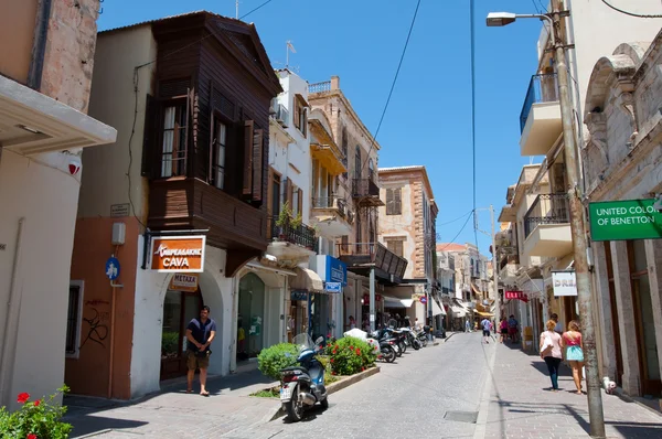 CRETE, RETHYMNO-JULY 23: Shopping Arkadiou street on July 23,2014 in Rethymnon city on the island of Crete in Greece. Улица Аркадиу является одним из самых важных торговых центров в Ретимноне — стоковое фото