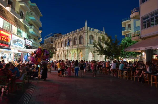 CRETE,HERAKLION-JULY 24: Nightlife on Lions Square on July 24,2014 on the Cete island, Greece. — Zdjęcie stockowe