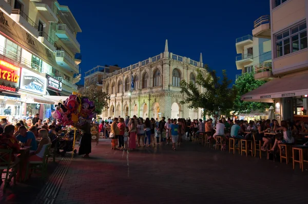 CRETE, HERAKLION-JULY 24: Nightlife on Lions Square on July 24,2014 on the Cete island, Greece. Площадь Львов - площадь в Ираклионе, Крит . — стоковое фото