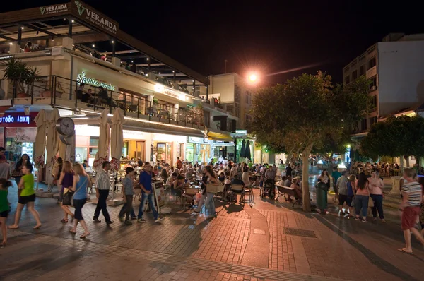 CRETE,HERAKLION-JULY 24: Nightlife in Heraklion on the Lions Square on July 24,2014 on the Cete island, Greece. Heraklion is the largest city and the capital of the island of Crete, Greece. — Stockfoto