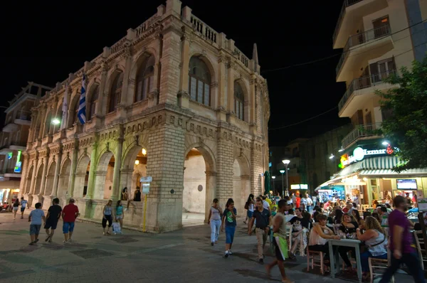 CRETE, HERAKLION-JULY 24: Vida noturna na Lions Square em 24 de julho de 2014 na ilha de Cete, Grécia. Lions Square é uma praça na cidade de Heraklion em Creta . — Fotografia de Stock
