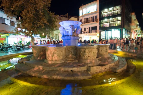 CRETE,HERAKLION-JULY 24: The fountain in Lions Square on July 24,2014 on the Cete island, Greece. Lions Square is a square in the city of Heraklion in Crete. — Zdjęcie stockowe