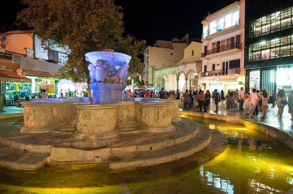 CRETE, HERAKLION-24 JUILLET : La fontaine de la place des Lions le 24 juillet 2014 sur l "île de Cete, Grèce. Lions Square est une place de la ville d'Héraklion en Crète, Grèce . — Photo