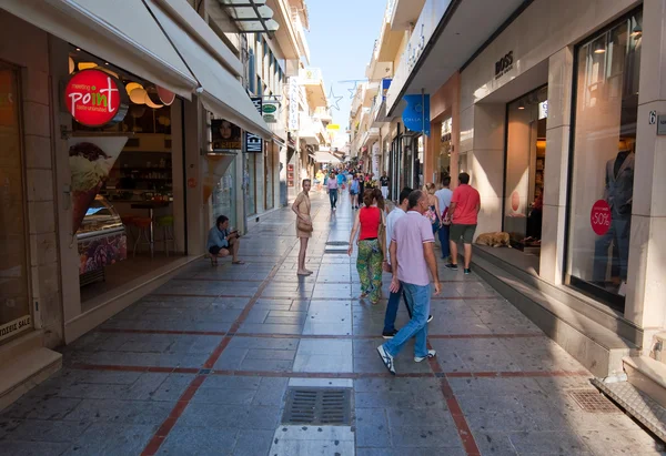 CRETE,HERAKLION-JULY 25: Shopping street Dedalou on July 25,2014 in Heraklion on the island of Crete, Greece. Daidalou Street is a pedestrian area lined with tourist shops. — 图库照片