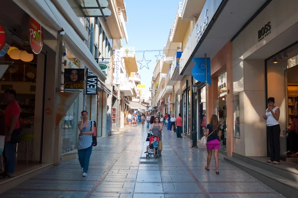 CRETA, HERAKLION-LUGLIO 25: Via dello shopping Dedalou il 25 luglio 2014 a Heraklion sull'isola di Creta, Grecia. Daidalou Street è una strada pedonale lastricata fiancheggiata da negozi turistici . — Foto Stock