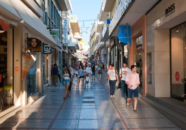 CRETE,HERAKLION-JULY 25: Shopping street Dedalou on July 25,2014 in Heraklion on the island of Crete, Greece. Daidalou Street is a paved pedestrian street with tourist shops. — 图库照片