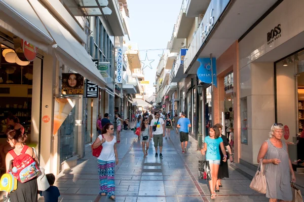 CRETE, HERAKLION-JUILLET 25 : Rue commerçante Dedalou le 25 juillet 2014 à Héraklion sur l'île de Crète, Grèce. Daidalou Street est une rue commerçante piétonne pavée . — Photo