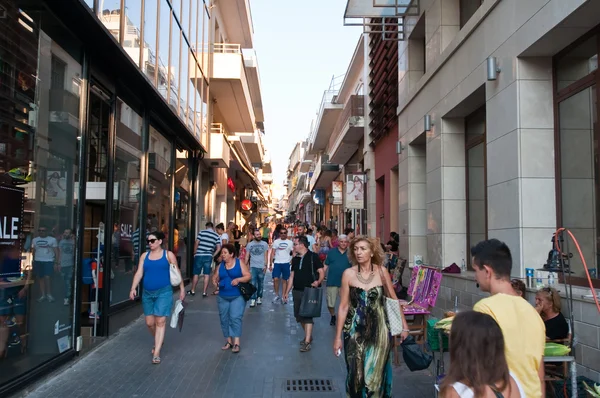 CRETE, HERAKLION-JUILLET 25 : Rue commerçante Dedalou le 25 juillet 2014 à Héraklion sur l'île de Crète, Grèce. La rue Daidalou est une zone piétonne pavée . — Photo