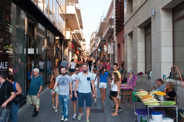 CRETE, HERAKLION-JULY 25: Shopping street Dedalou on July 25,2014 in Heraklion on the island of Crete, Greece. Улица Дайдалу - пешеходная тротуар с туристическими магазинами . — стоковое фото