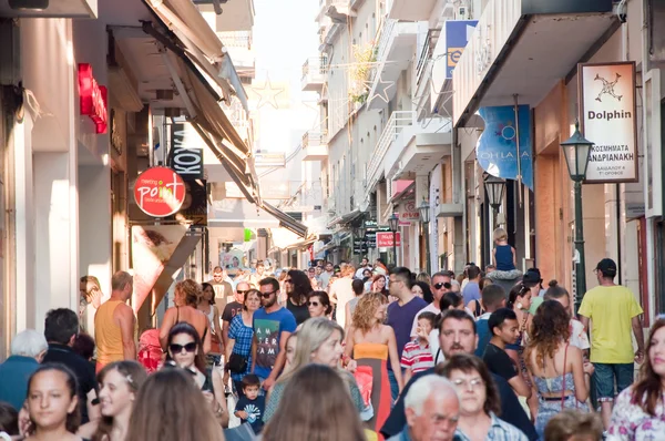 CRETE, HERAKLION-JULY 25: Rua comercial Dedalou em 25 de julho de 2014 em Heraklion, na ilha de Creta, Grécia. Daidalou Street é uma área pedonal pavimentada forrada com escritórios, lojas e lojas turísticas . — Fotografia de Stock