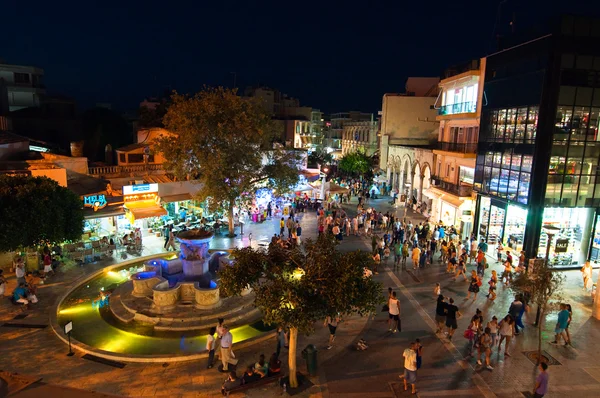 Kreta, Heraklion-24 juli: Lions Square in de nacht op juli 24,2014 in Heraklion op het eiland Kreta, Griekenland. — Stockfoto