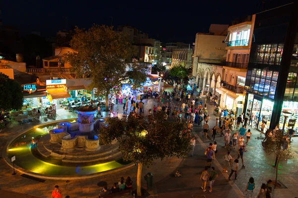 Kreta, Heraklion-24 juli: Eleftheriou Venizelou vierkant of Lions Square in de nacht op juli 24,2014 in Heraklion op het eiland Kreta, Griekenland. — Stockfoto