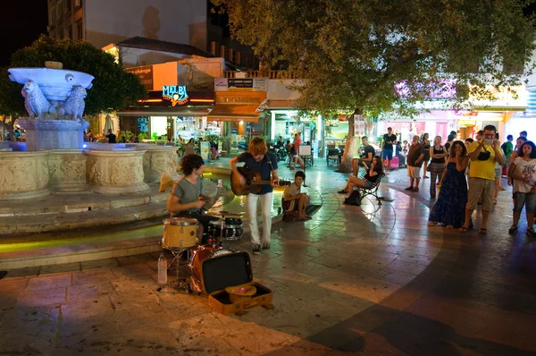 CRETE,HERAKLION-JULY 24: Musicians perform on Lions Square on July 24,2014 in Heraklion on the Crete island in Greece. — Stock Photo, Image