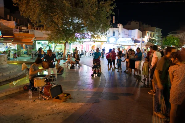 CRETE,HERAKLION-JULY 24: Musicians perform on Eleftheriou Venizelou Square (Lions Square) on July 24,2014 in Heraklion on the Crete island, Greece. — Zdjęcie stockowe