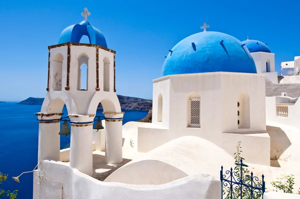 Православные храмы Ия на острове Санторини, Греция . — стоковое фото