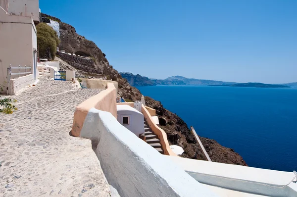 Detalle de la arquitectura en el pueblo de Oia en la isla de Santorini en Grecia . — Foto de Stock