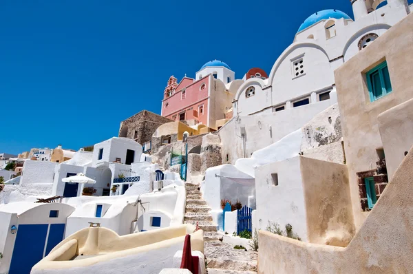 Oia stadsgezicht met grotwoningen op het eiland Santorini, Griekenland. — Stockfoto