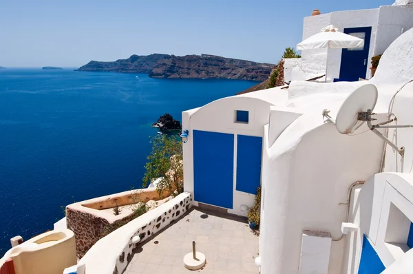 Oia town apartments on the lip of the volcanic crater on the island of Thera also known as Santorini, Greece. — Stock Photo, Image