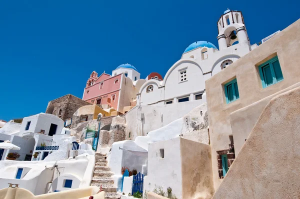 Cityscape of Oia town with cave houses on the island of Thera (Santorini), Greece. — Stock Photo, Image