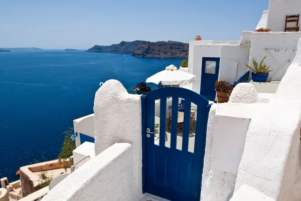 Oia lägenheter högst upp på den vulkaniska kratern på ön Thera, Santorini, Grekland. — Stockfoto